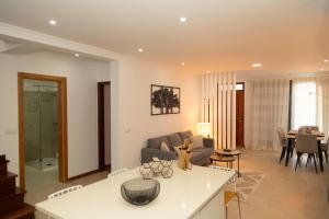 マシコにあるVilla Rita in Machicoのソファとテーブルのあるリビングルーム +47枚の写真