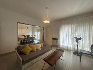 a living room with a couch and a table at Alquiler de casa zona Córdoba Shopping in Córdoba