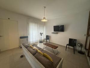 a living room with a couch and a table at Alquiler de casa zona Córdoba Shopping in Córdoba