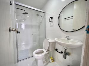 Ένα μπάνιο στο Apartamento con vista única cerca de la Uninorte