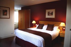 Postel nebo postele na pokoji v ubytování Donegal Manor