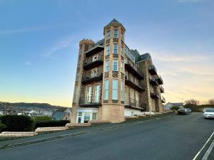 un gran edificio al costado de una carretera en Granville Lookout - 2 bed Apt, en Ilfracombe