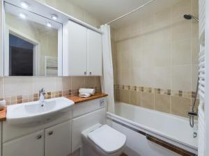 Un baño con lavabo, inodoro y bañera. en Granville Lookout - 2 bed Apt, en Ilfracombe 8 fotos más