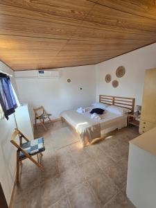 een slaapkamer met een bed en een houten plafond bij Regina Elena Apartment in Marzamemi