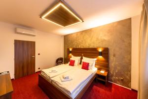 Posteľ alebo postele v izbe v ubytovaní Bohemia Inn Hotel