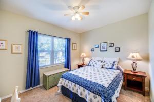 Katil atau katil-katil dalam bilik di Fort Myers Condo with Community Pool 4 Mi to Beach! +19 gambar