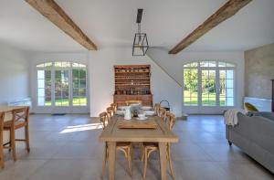 a dining room with a wooden table and chairs at La Poulinière 4* du Domaine des Cyclamens in Verneuil-sur-Indre
