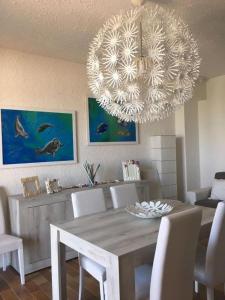 a dining room with a table and a chandelier at Casa elegante in riva al mare in Vasto
