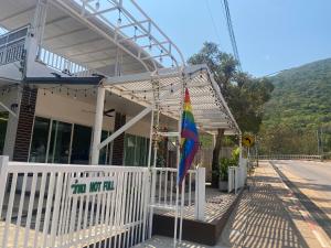 a building with a flag in front of it at winnerview ll Resort Kohlarn in Ko Larn