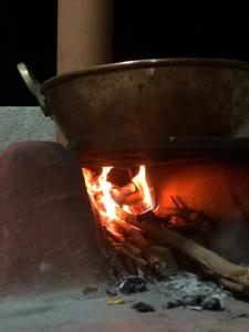 a pot sitting on top of a fire at A Canastra Casa e Chalés in São Roque de Minas