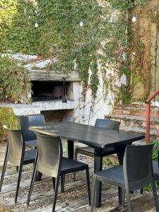 a black table and chairs in front of a fireplace at Alquiler de casa zona Córdoba Shopping in Córdoba