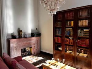 a living room with a fireplace and a chandelier at ART APART DeCO in Salto