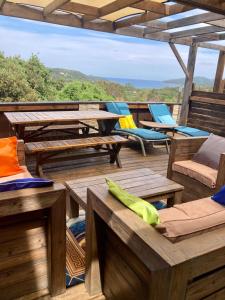 un toit-terrasse avec des tables de pique-nique et des chaises dans l'établissement Appartement Cemiliana, à Bonifacio
