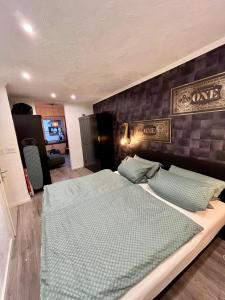 Un dormitorio con una cama grande en una habitación. en Meyver Ferienwohnung, en Cochem