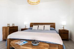 ラ・オリーバにあるFTV Holidays Homes Casa Tiareのベッドルーム(大型ベッド1台、テーブル付) +46枚の写真
