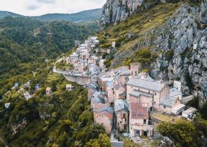 a village on the side of a mountain at La Fenière in Roubion
