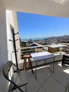 einen Tisch und einen Stuhl auf einem Balkon mit Aussicht in der Unterkunft Depto Estudio con hermosa vista al mar in Valparaíso + 5 Fotos