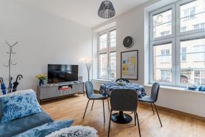 a living room with a table and a couch at Piwna Number 1 in Gdańsk