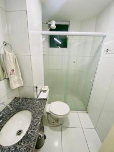 ein Badezimmer mit Dusche, Toilette und Waschbecken in der Unterkunft Hotel Letiva Arco in Sobral + 29 Fotos