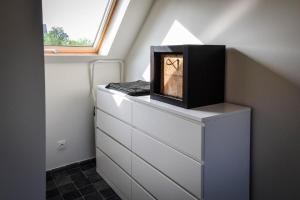 a dresser with a box on top of it at Barque de Furnes in Ieper