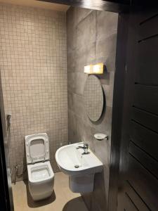 Koupelna v ubytování King's Lair, Embassy suite of Almadies