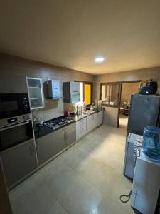 Η κουζίνα ή μικρή κουζίνα στο King's Lair, Embassy suite of Almadies