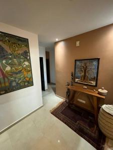 TV a/nebo společenská místnost v ubytování King's Lair, Embassy suite of Almadies + 2 fotografie