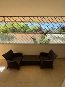 Posezení v ubytování King's Lair, Embassy suite of Almadies