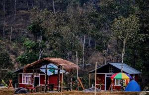 mały dom i dom z parasolką w obiekcie Miknaon River Retreat w mieście Pedong