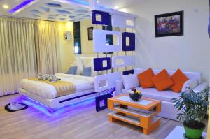 uma sala de estar com um sofá e uma mesa em Royal Penguin Boutique Hotel & Spa em Kathmandu