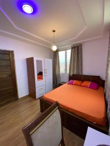 une chambre avec un lit et une chaise dedans dans l'établissement Cozy and Big 2 Bedrooms House 5 mins to Legon Campus, à Madina 28 autres photos