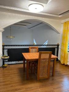 une salle à manger avec une table et des chaises en bois dans l'établissement Cozy and Big 2 Bedrooms House 5 mins to Legon Campus, à Madina