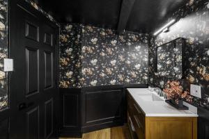 baño con paredes negras y papel pintado con motivos florales en Touchdown Airport to Downtown at the Rose Garden, en Salt Lake City 22 fotos más