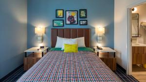 Postel nebo postele na pokoji v ubytování Uptown Suites Extended Stay Austin TX - Downtown