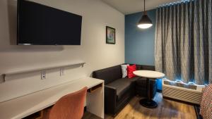 TV a/nebo společenská místnost v ubytování Uptown Suites Extended Stay Austin TX - Downtown