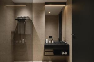 ルストにあるHayat Sky Hotel Rustの洗面台と鏡のあるバスルーム +31枚の写真