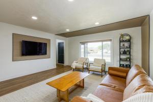 una sala de estar con un sofá y una mesa en Touchdown Airport to Downtown at the Rose Garden, en Salt Lake City