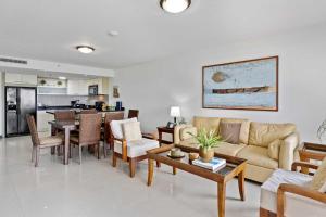 Køkken eller tekøkken på Beachfront - Brisas del Mar 2BR condo - E324