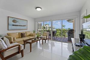 Et tv og/eller underholdning på Beachfront - Brisas del Mar 2BR condo - E324