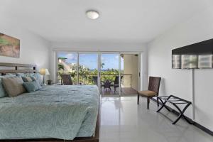 En eller flere senge i et værelse på Beachfront - Brisas del Mar 2BR condo - E324 + 50 billeder