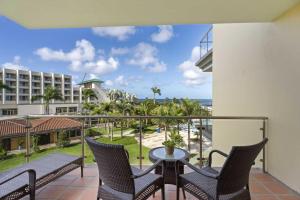 En balkon eller terrasse på Beachfront - Brisas del Mar 2BR condo - E324