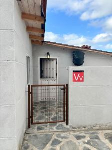 un edificio blanco con una puerta con un cartel. en Vivienda Vacacional Carla 2, en Arucas