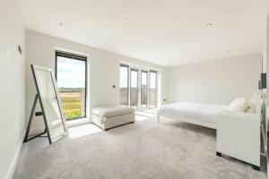 Postel nebo postele na pokoji v ubytování Modern 5 Bedroom Luxury Home with Sea Views and Hot Tub + 19 fotografií