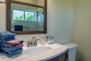 ein Badezimmer mit Waschbecken und Spiegel in der Unterkunft Quercus Acorn Cottage in Paso Robles + 24 Fotos