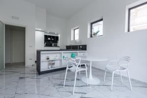 A kitchen or kitchenette at La Corte dei Pozzi