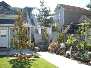 a garden in front of a house at Huston's Attic in Paso Robles