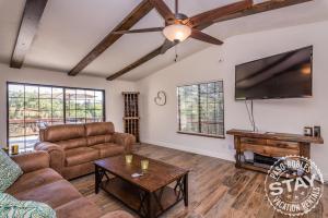 un salon avec un canapé et une télévision à écran plat dans l'établissement 3 Vinos Hacienda, à Paso Robles