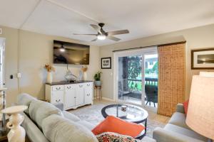 Posezení v ubytování 1st-Floor Condo in New Smyrna Beach with Pool Access