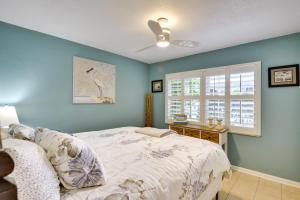 Postel nebo postele na pokoji v ubytování 1st-Floor Condo in New Smyrna Beach with Pool Access + 18 fotografií