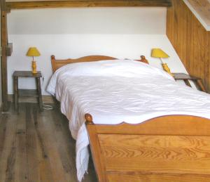 a bedroom with a bed and two tables with lamps at Villa charmante à Issac avec piscine privée in Issac +4 photos